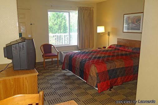 Hometowne By Red Roof Raleigh - Motel 2*